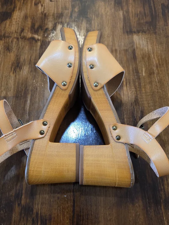 CUSHIONAIRE Sloan Faux Wood Sandals Honey Size 7.5 cottegcore whimsy boho - Picture 7 of 7